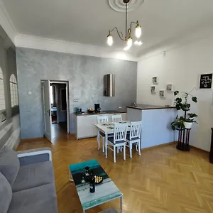 Novo Mundo Apartment